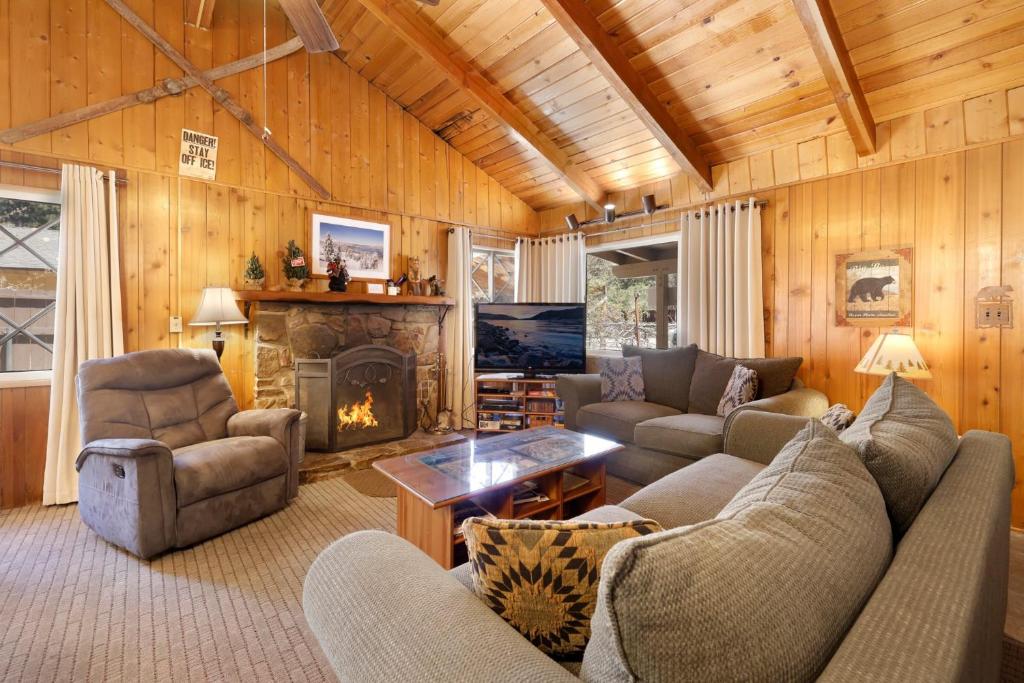 a living room with couches and a fireplace at Oriole cottage #621 in Big Bear Lake