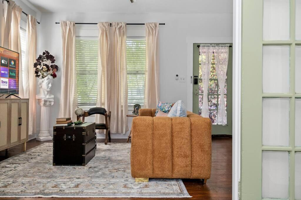 een woonkamer met een bank en een stoel bij Central Apt Near DT, Pearl, Breckenridge Park in San Antonio