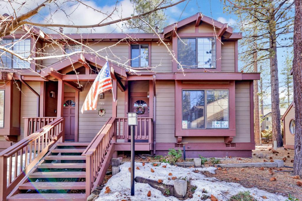 ein Haus mit amerikanischer Flagge davor in der Unterkunft Restmoore #2425 in Big Bear Lake
