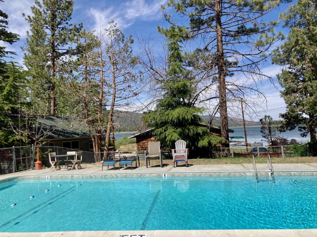 una piscina con sillas y una casa en Twin pines #111, en Big Bear Lake