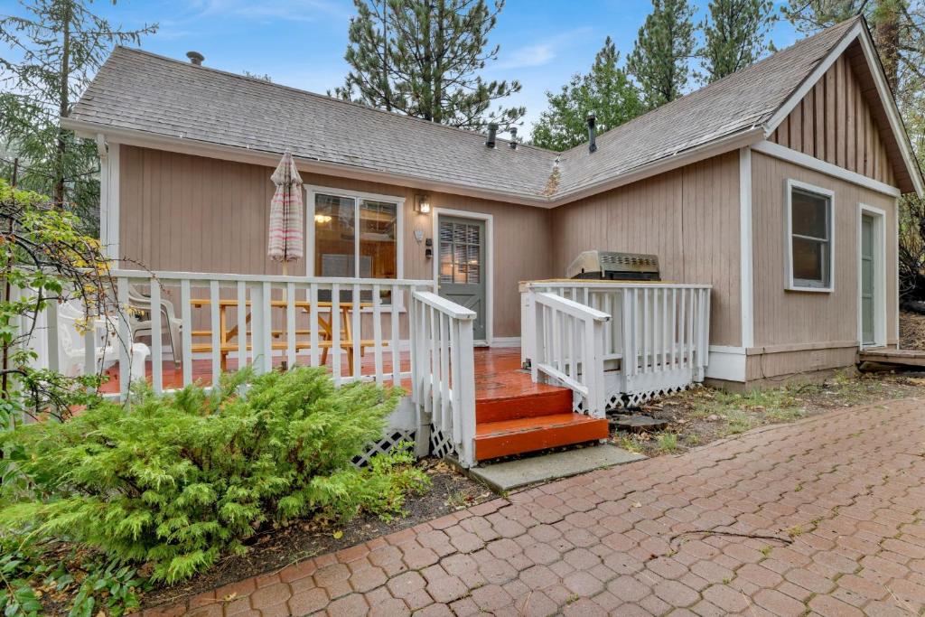 ein kleines Haus mit einer Veranda und einer Treppe in der Unterkunft Little bear #1079 in Big Bear Lake