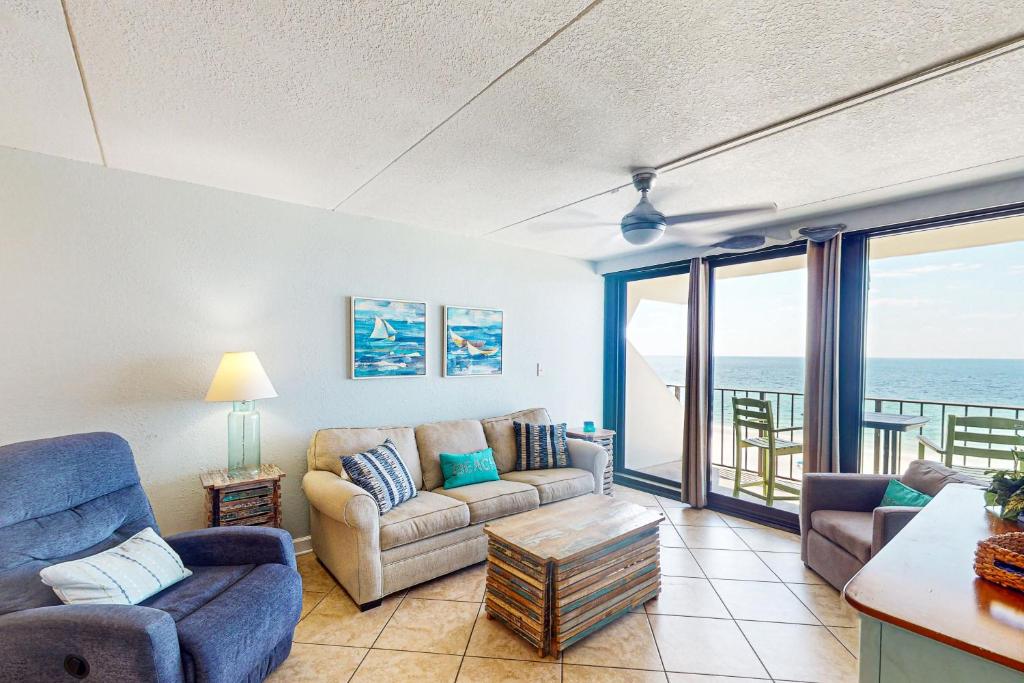 una sala de estar con un sofá y una mesa en Island Winds East 809, en Gulf Shores