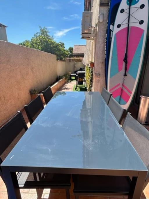 un balcon avec une table bleue et des chaises dans l'établissement A 150 m de la mer,terrasse 30m, Clim wifi parking, à Sausset-les-Pins