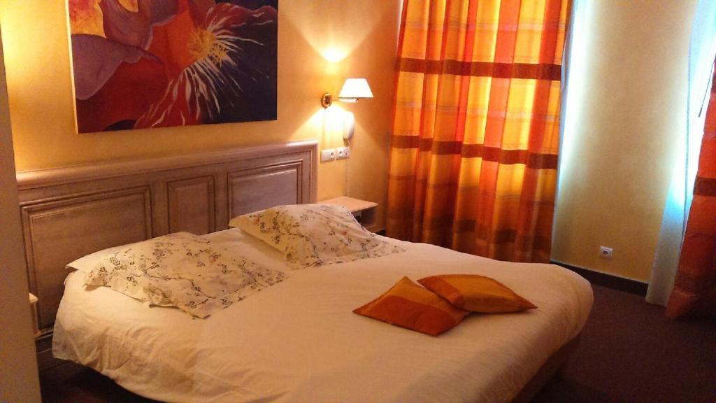 Postel nebo postele na pokoji v ubytování Logis Hôtel-Restaurant du Herrenstein