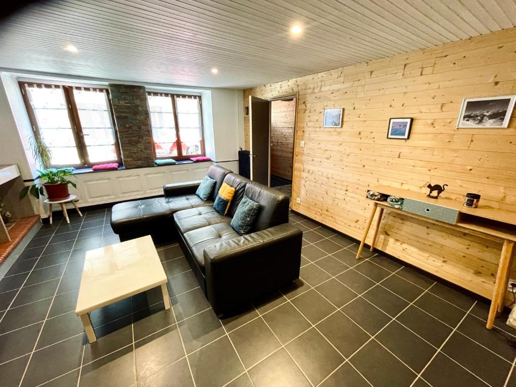un salon avec un canapé et une table dans l'établissement Centre de Luchon grand Appartement rénové, à Luchon
