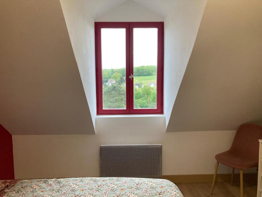 - une chambre avec un lit et une fenêtre dans l'établissement Un Amour de Grenier,à 200m du Zoo, à Saint-Aignan