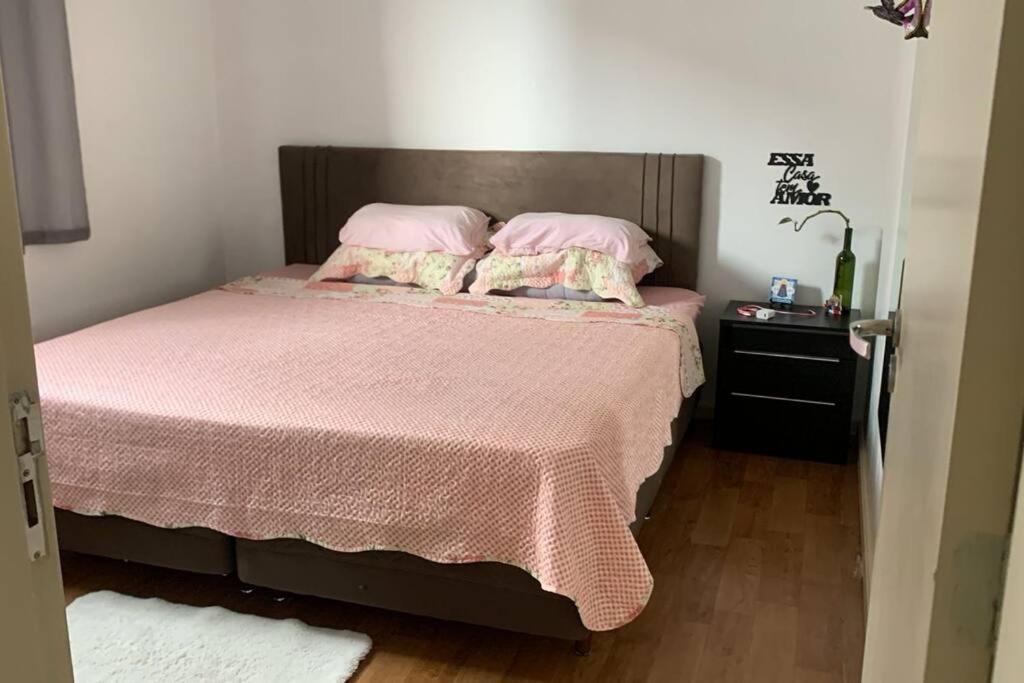 Postel nebo postele na pokoji v ubytování Apartamento 2 Quartos, Condomínio Spazio Cosenza com ótima localização