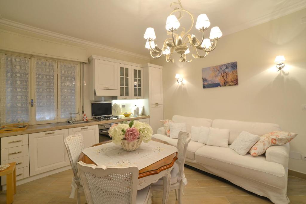 salon z białą kanapą i stołem w obiekcie CASA GRANDIS Dimora di Charme nel Cuore di Bordighera w mieście Bordighera