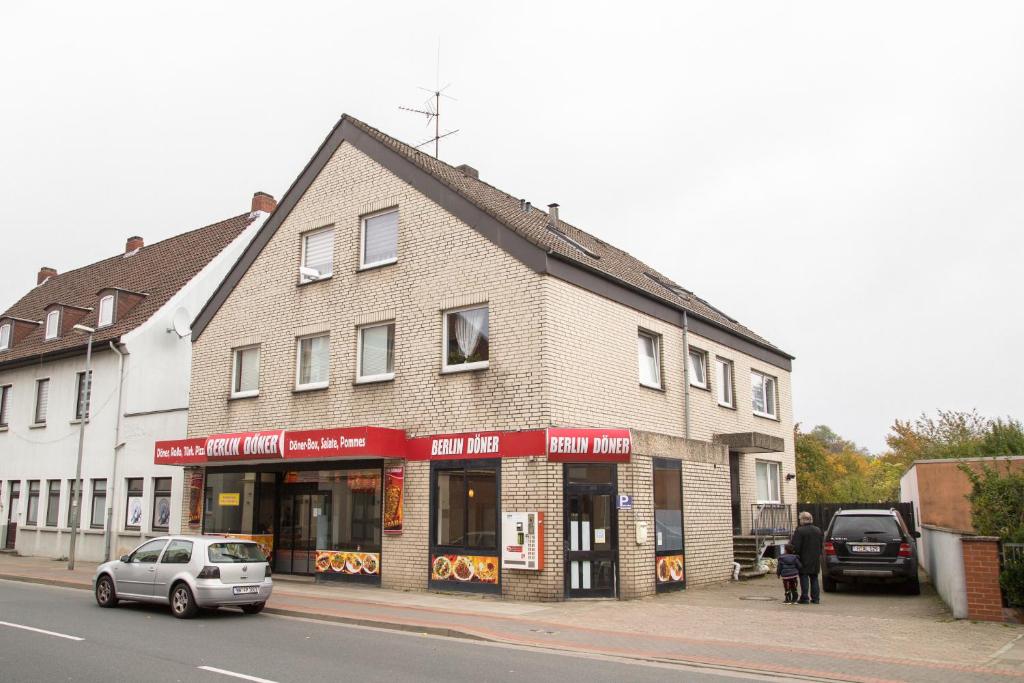 un edificio al lado de una calle en Othman Appartements Anderter Straße 55g, 1 OG L en Hannover