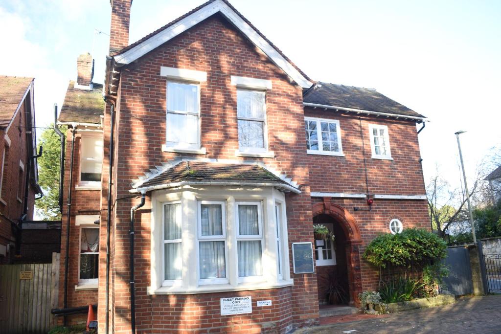 a red brick house with a white window at Pickwicks Guest House in Oxford