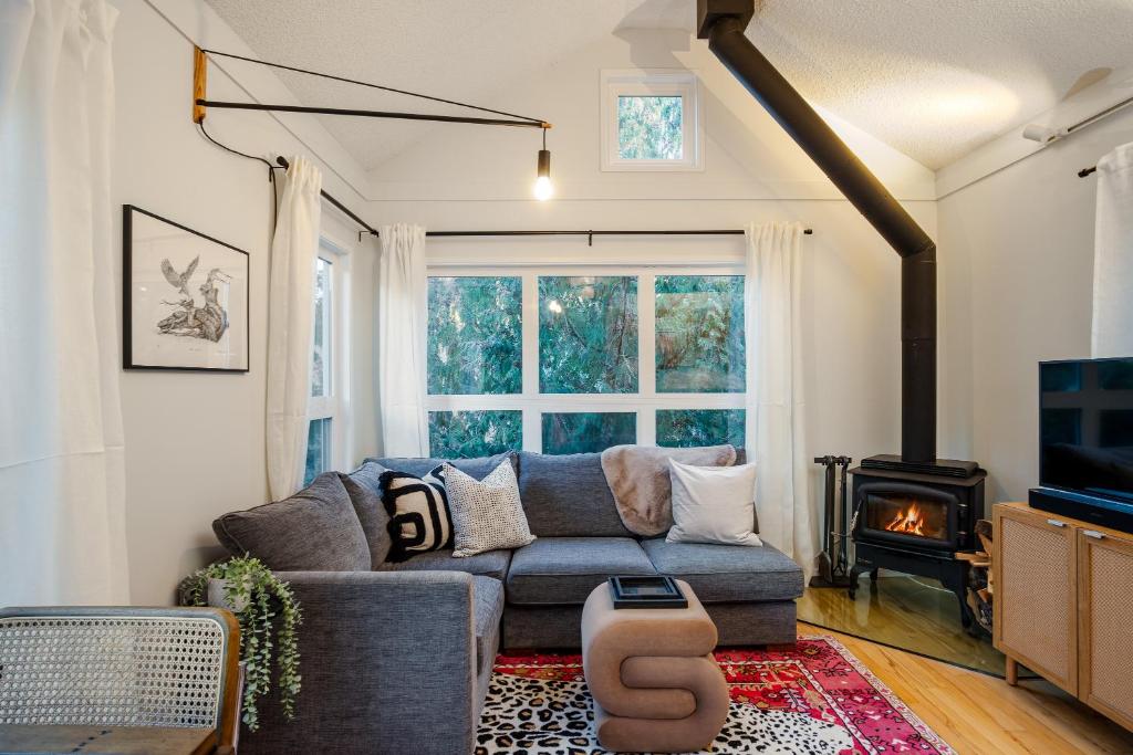 Una sala de estar con un sofá y una chimenea. en 1BR and Loft, Close to Creekside Gondola by Harmony Whistler Vacations, en Whistler