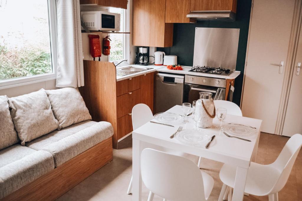 Кухня или мини-кухня в Bungalow - Camping de la plage
