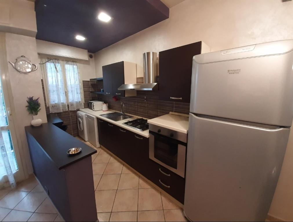 una cucina con frigorifero e piano cottura forno superiore di Santa Rita Suite a Torino