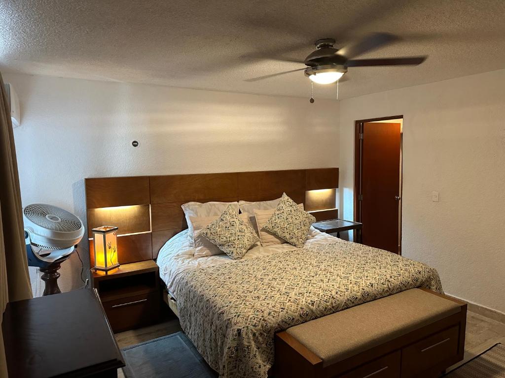 1 dormitorio con 1 cama y ventilador de techo en Suite POKTAPOK en Cancún