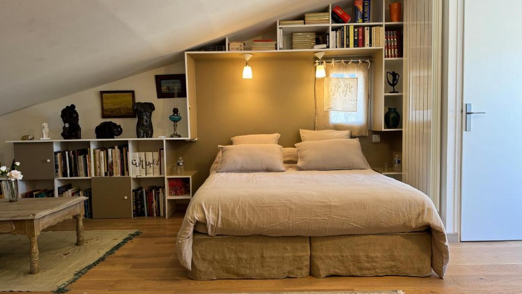 une chambre avec un lit et une étagère dans l'établissement caillette, à Vaison-la-Romaine