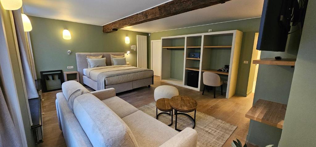 Guesthouse Bonheure في بروج: غرفة معيشة مع أريكة وسرير