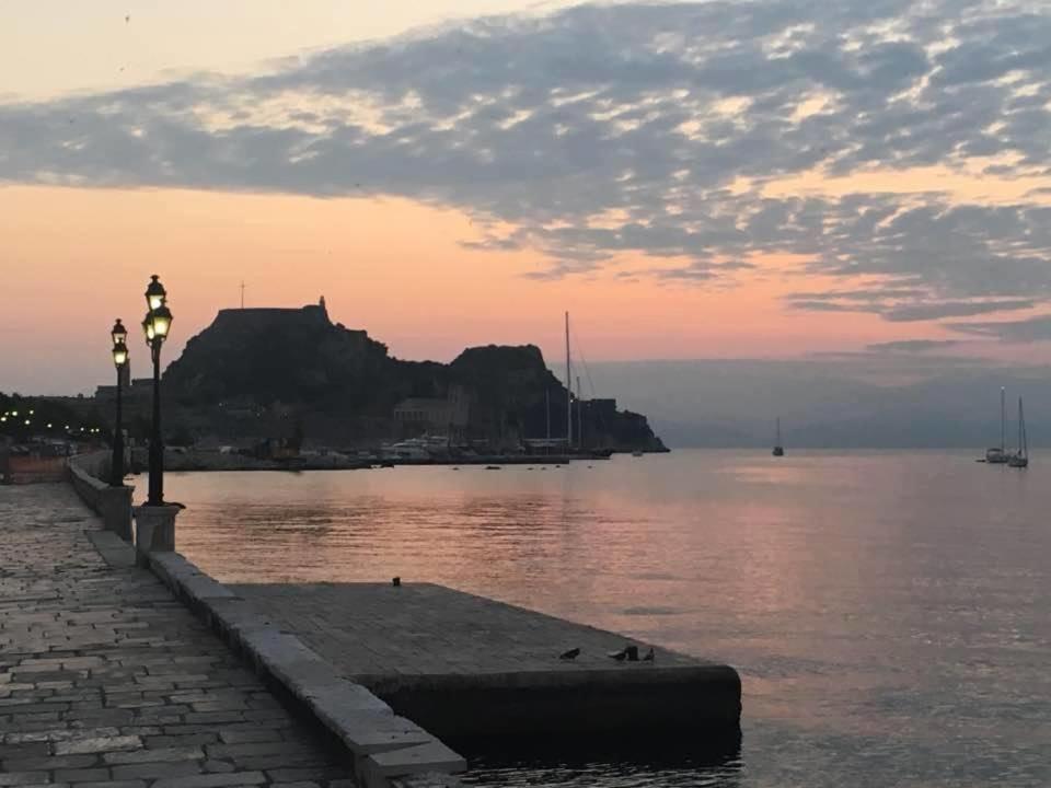 una vista de un cuerpo de agua con puesta de sol en CASA KIRKI en Agios Rokkos