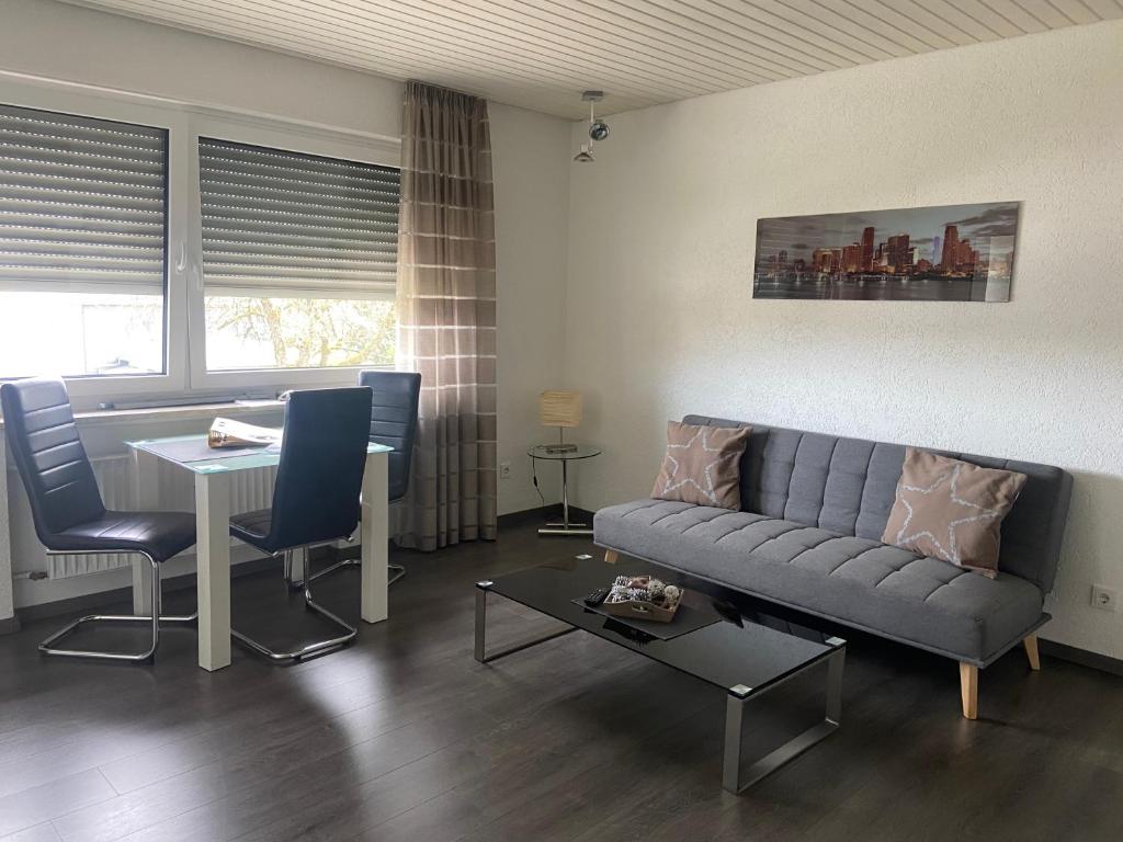 een woonkamer met een bank en een tafel bij Ferienwohnung am Skikarussel in Winterberg