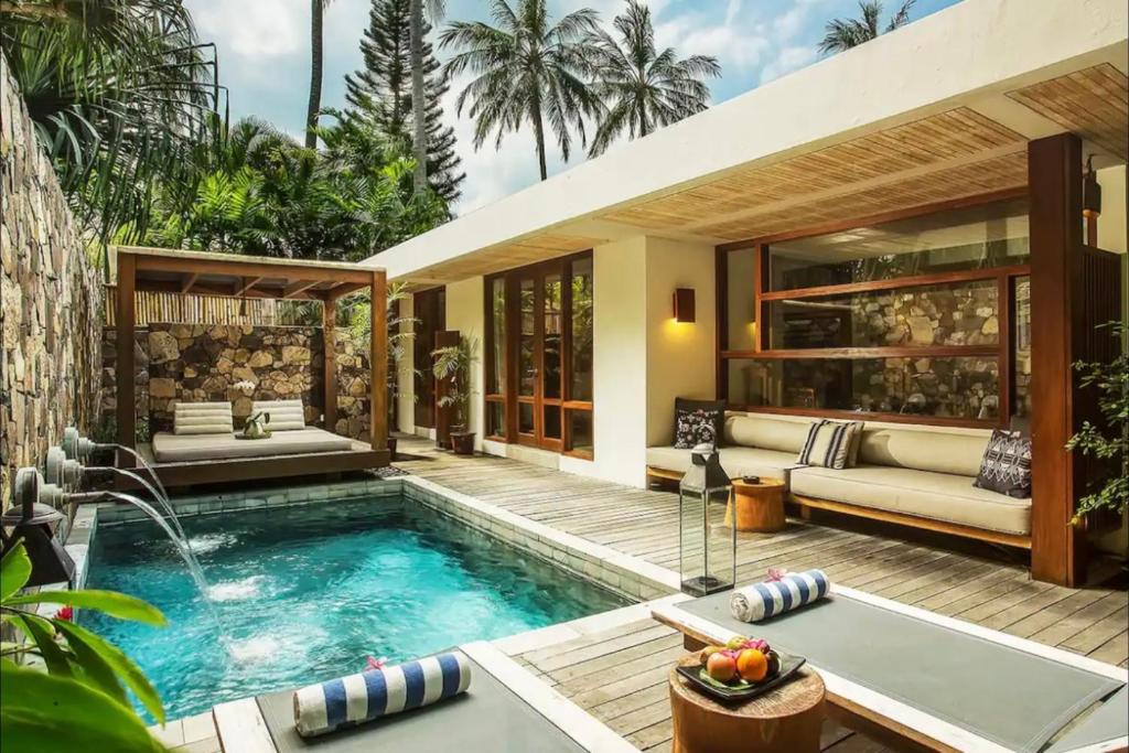 Bazén v ubytování Luxury villa with private pool Indonesia nebo v jeho okolí