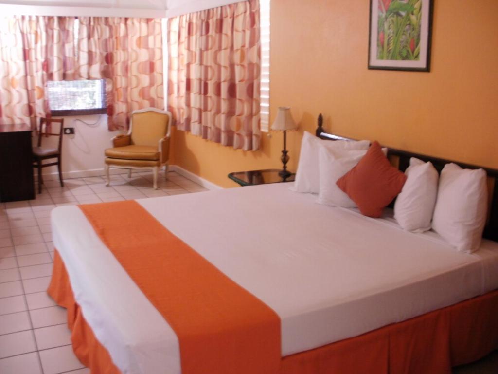 Postel nebo postele na pokoji v ubytování Pineapple Court Hotel