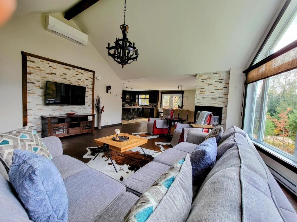 Posezení v ubytování Chalet au Boisé