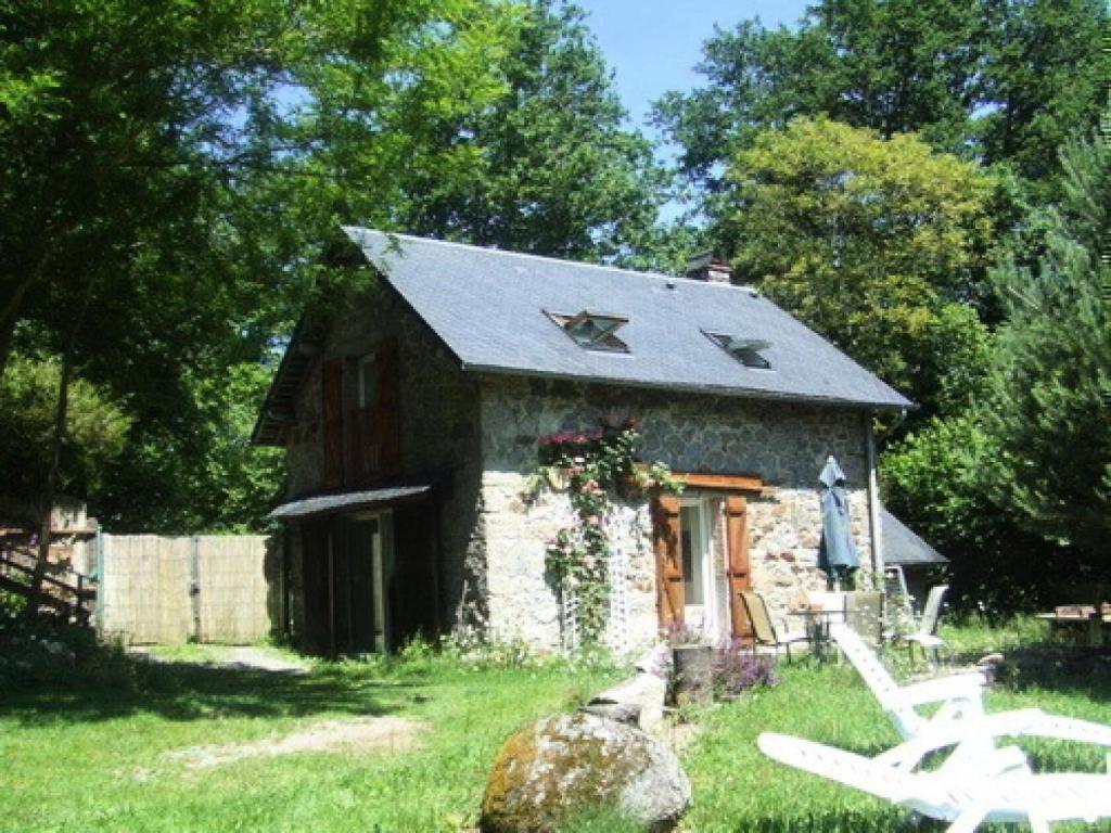 a stone house with a roof with stars on it at Gîte de France Le fournil 3 épis - Gîte de France 2 personnes MAE-5564 in Égletons