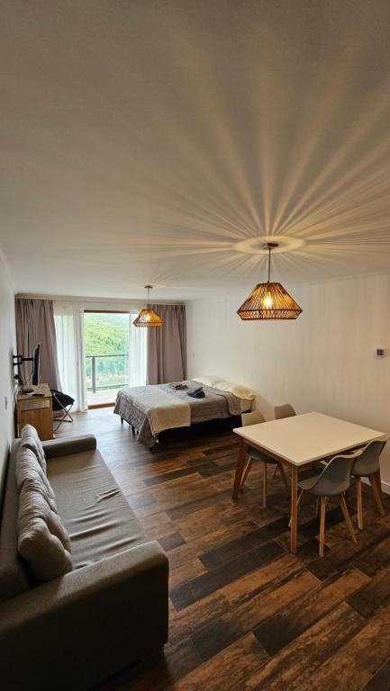 um quarto com uma cama, um sofá e uma mesa em Monoambiente a estrenar en Bariloche em San Carlos de Bariloche
