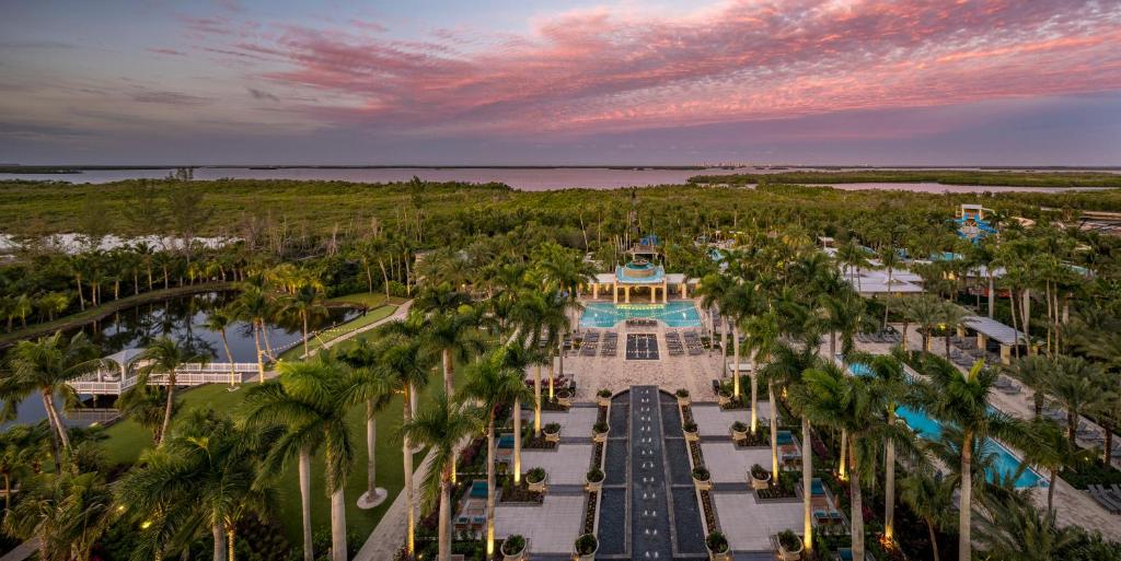 een luchtzicht op een resort met palmbomen bij Hyatt Regency Coconut Point Resort & Spa Near Naples in Bonita Springs