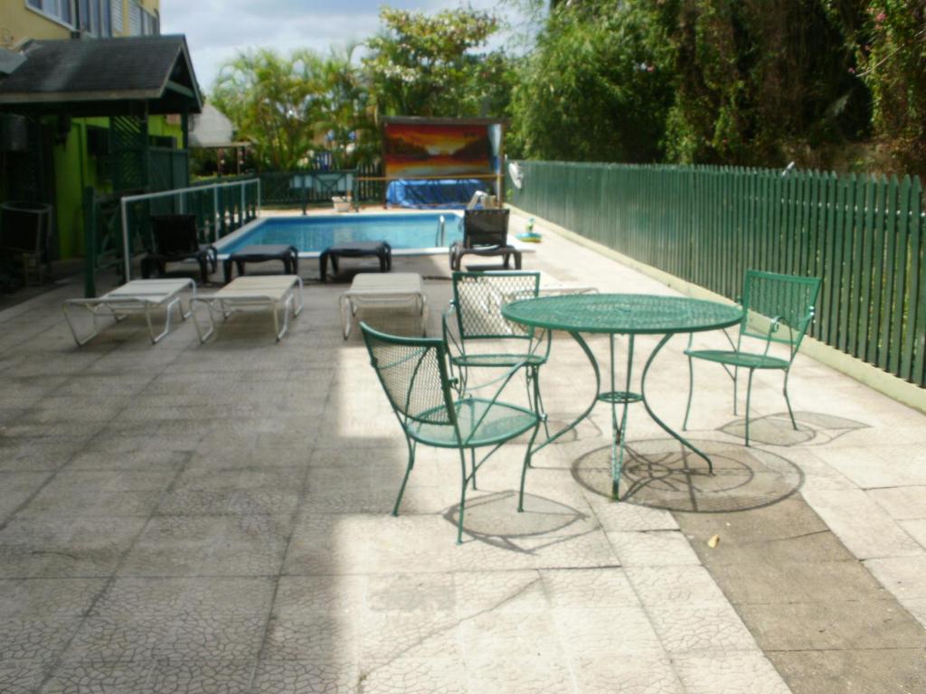 Bazén v ubytování Pineapple Court Hotel nebo v jeho okolí