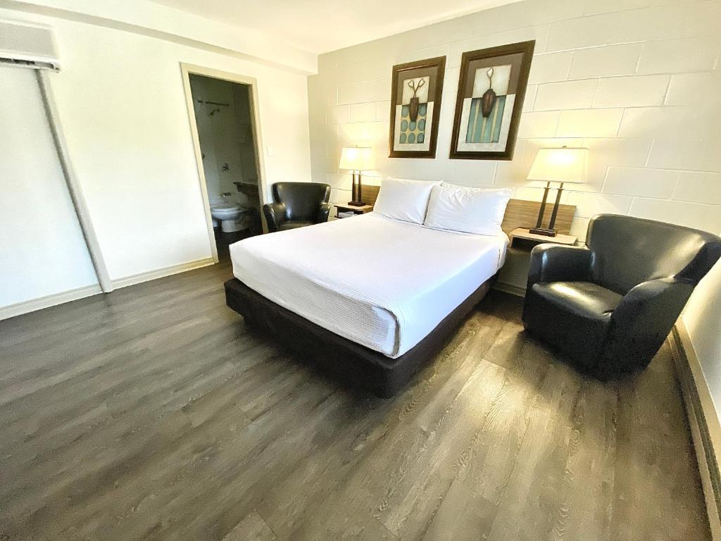 Postel nebo postele na pokoji v ubytování Arbutus Grove Motel