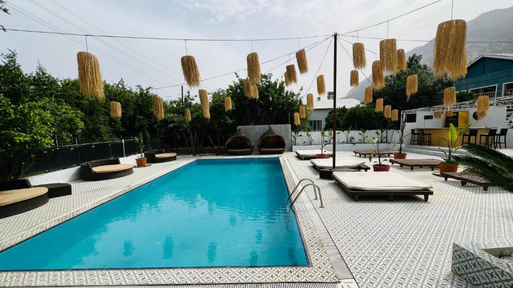 een zwembad met ligstoelen en een resort bij GÜLER BUTİK HOTEL in Antalya