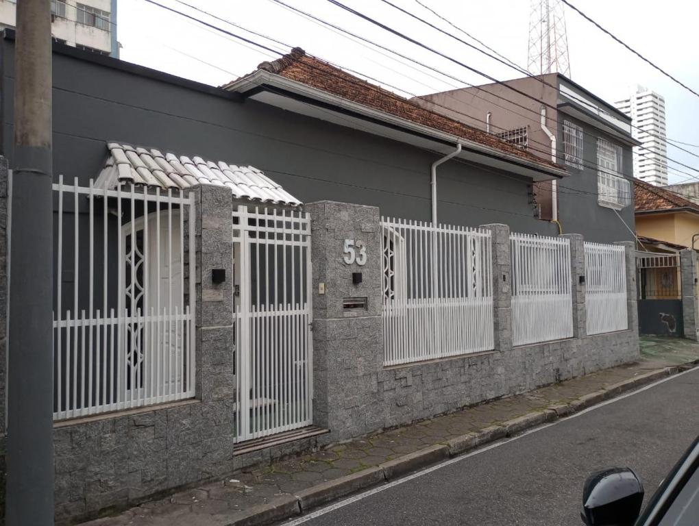 une clôture blanche sur le côté d'une maison dans l'établissement Casa Maria Toda Linda N 53, à Belém