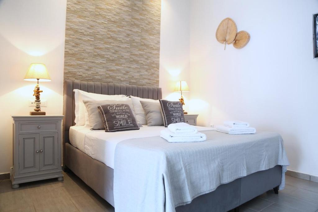 オルノスにあるCozy suite in the heart of Ornosの白いシーツと枕が備わったベッドのある寝室