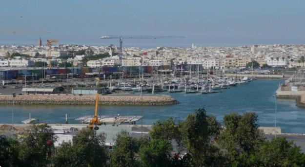 un port avec un tas de bateaux dans l'eau dans l'établissement Charmant appartement à Hassan, à Rabat