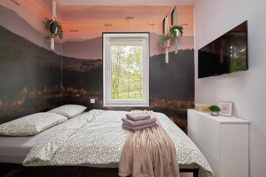 a bedroom with a bed and a window at BLIŻEJ GÓR Jedlina-Zdrój. Apartament na 5 in Jedlina-Zdrój