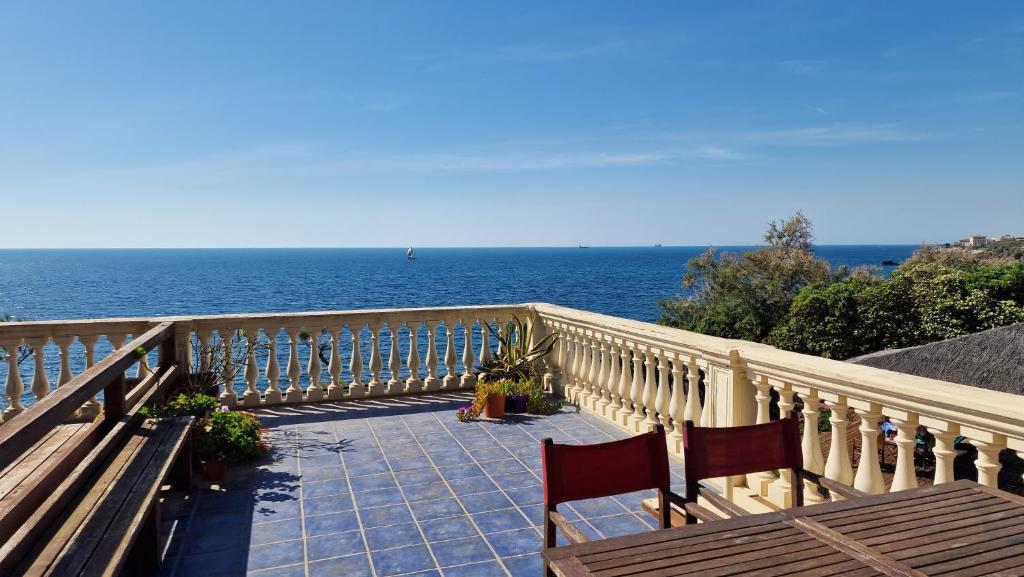 balcón con 2 sillas y vistas al océano en Cala Dei Mori, en Livorno