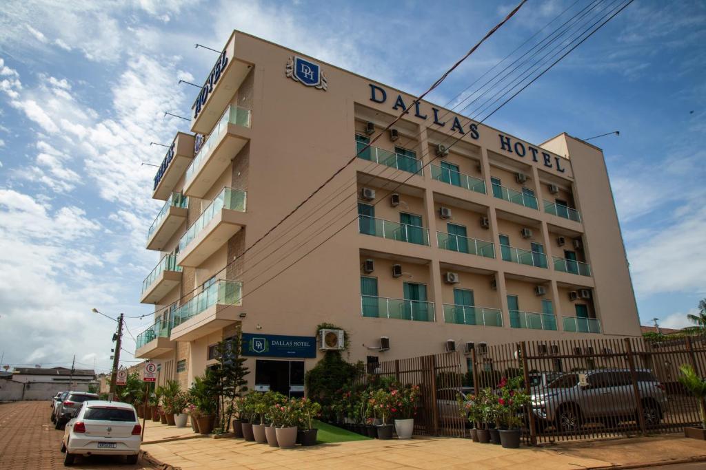 um edifício com uma placa que lê Dallas Hotel em Dallas Hotel Premium em Altamira