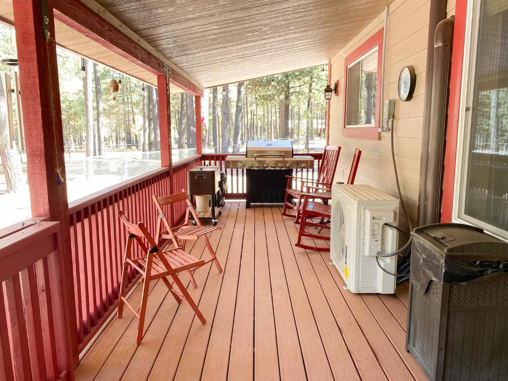 eine abgeschirmte Veranda mit Stühlen und einem Tisch in der Unterkunft Patriots Corner in Forest Lakes Estates