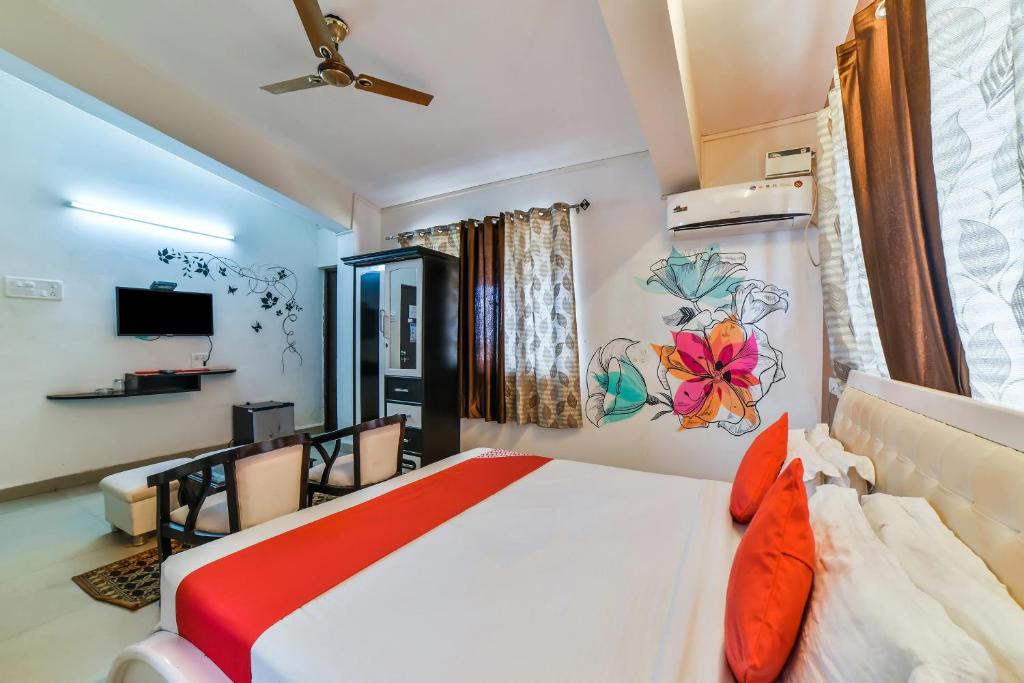 een slaapkamer met een bed en een tv in een kamer bij Dewa Goa Hotel Near Dabolim Airport in Vasco Da Gama