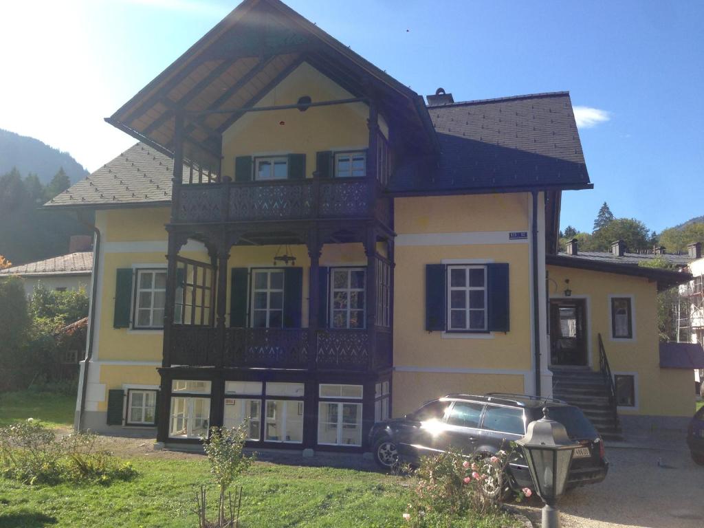 una casa con un coche aparcado delante de ella en Villa Stadlmann, en Bad Ischl
