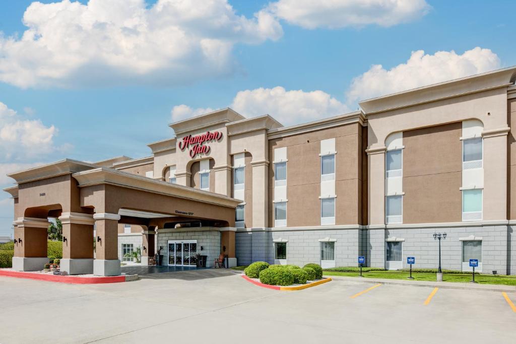 eine Darstellung der Vorderseite eines Hotels in der Unterkunft Hampton Inn Kingsville in Kingsville