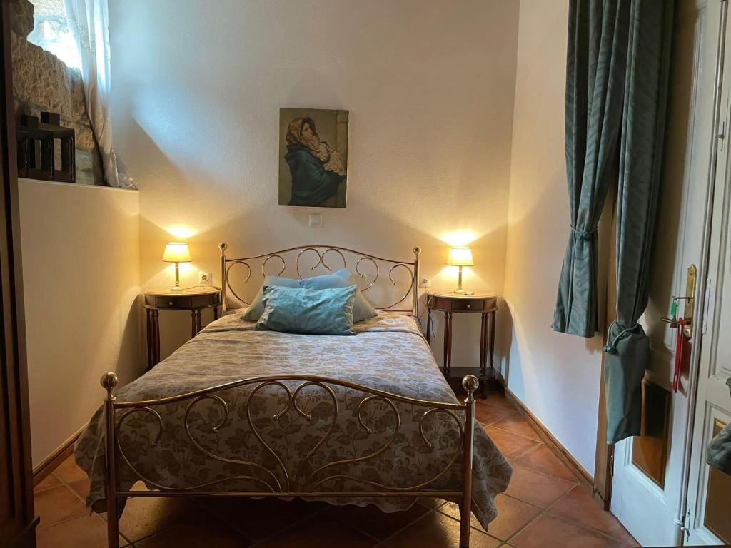 una camera da letto con un letto con due lampade su entrambi i lati di Casa Major a Pegarinhos