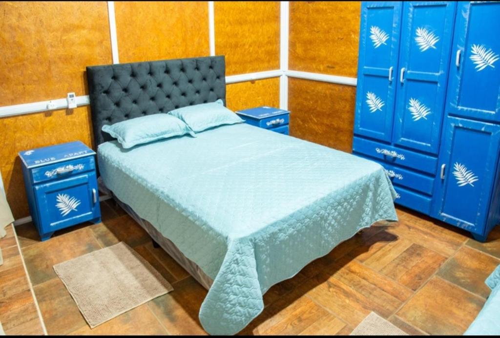 una camera con armadi blu e un letto di Blue Apart a Puerto Rico