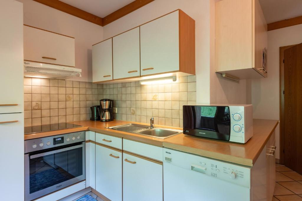 Kuchyň nebo kuchyňský kout v ubytování Ferienhaus Am Steindl "Steindlhof"