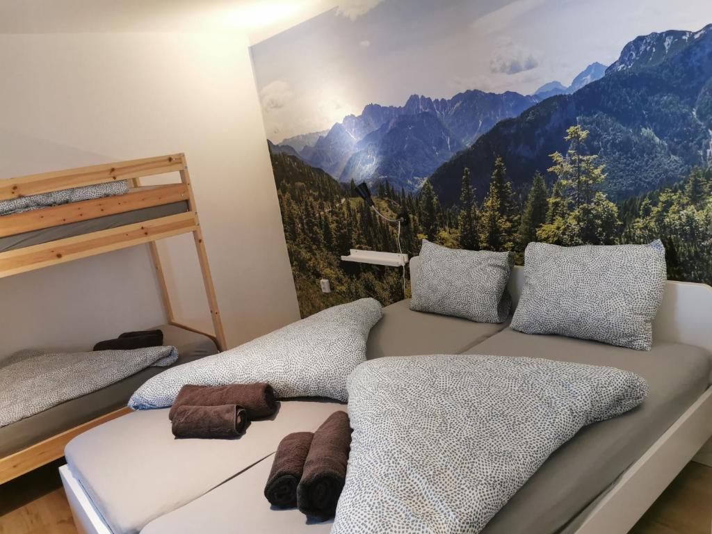 1 dormitorio con 2 camas y un mural de montañas en Haus Seewald, en Passriach