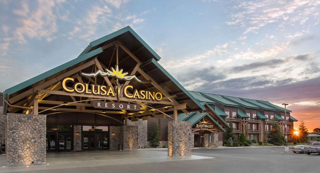 un edificio con un cartel que lee el complejo del casino Colusa en Colusa Casino Resort, en Colusa