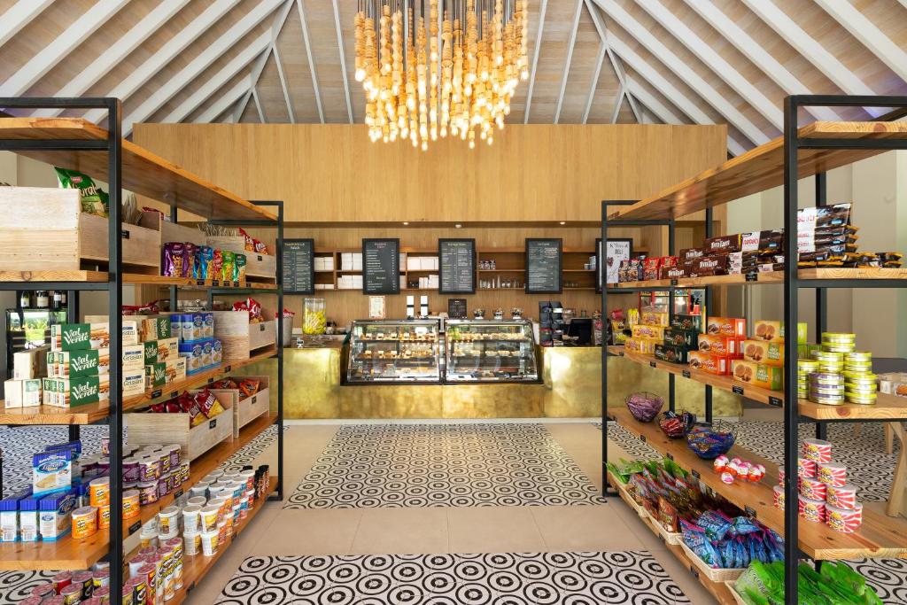 Supermarket nebo jiné obchody v  rezortu nebo okolí