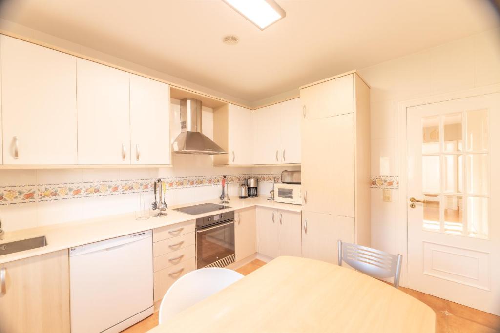 Kuchyňa alebo kuchynka v ubytovaní Apartamentos Rurales de Abelleira