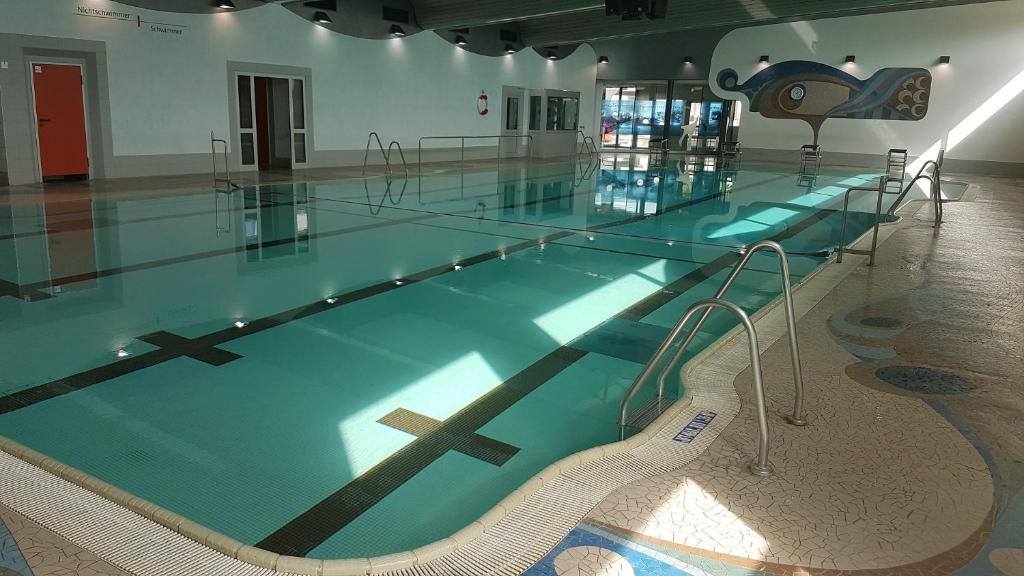 Bazén v ubytování Hotel Stadt Daun nebo v jeho okolí