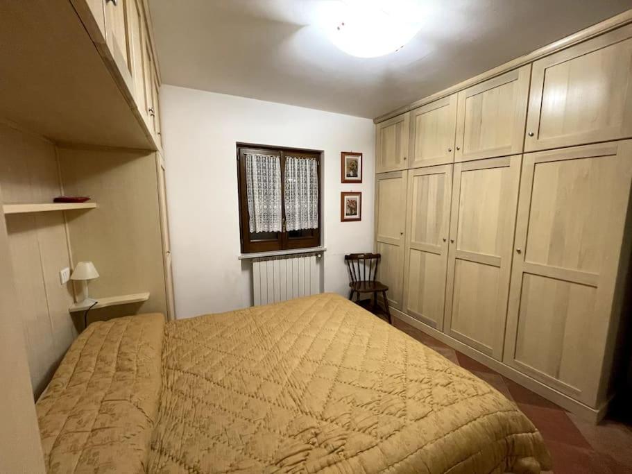 ein Schlafzimmer mit einem großen Bett in einem Zimmer in der Unterkunft Il Giardino di Marisa in Pescocostanzo